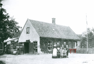 Den frste brugsuddeler hed Hans Christian Nielsen. P billedet str han foran brugsforeningen i 1901 med sin familie og deres 20 r tjenestepige fra Tune. Konen Ane Kristine og var 5 r yngre. De havde fire brn: Charles Christian, Oluf Werner, Clara Marie og Hedvig Emilie.