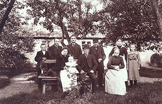 Familien fotograferet i haven p Vendalsgrd 1904.
