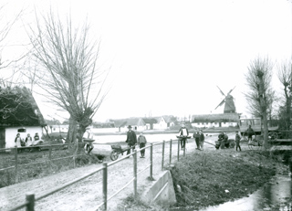 Hjbro set fra Mllevej omkring 1905-10. Lg mrke til bkken med de mange trbroer i hjre side.