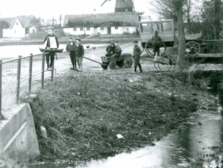 I hjre side ses postvognen p sin daglige tur fra Tstrup til Karlslunde.  Foto: omkring 1905-10